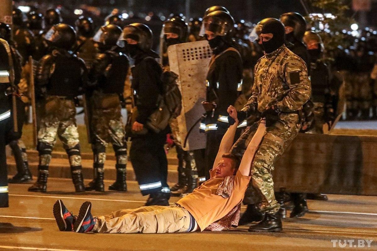 Силовики Лукашенко стреляют по протестующим в Минске: видео