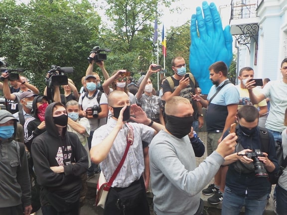 Фото: censor.net.ua В Киеве на акции под посольством Беларуси полиция задерживает людей: видео