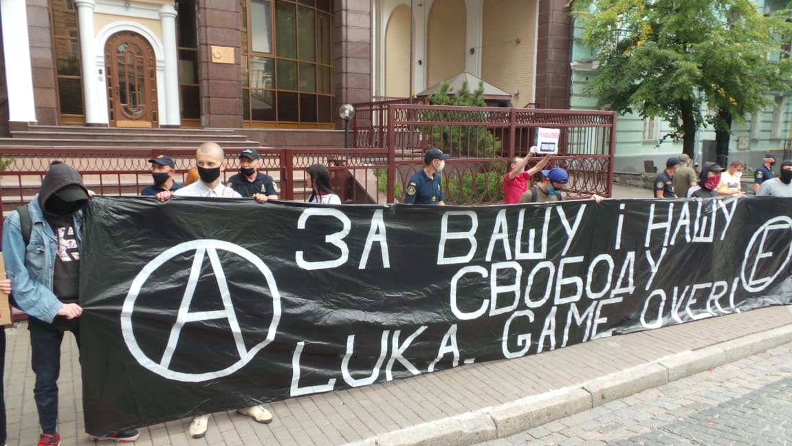 Фото: censor.net.ua В Киеве на акции под посольством Беларуси полиция задерживает людей: видео