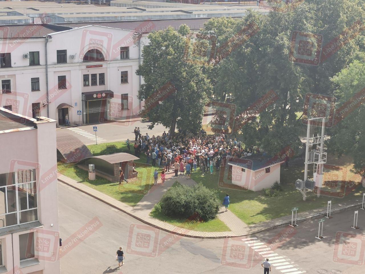 В Беларуси начинаются забастовки, люди требуют прекратить насилие и провокации