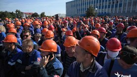 "Позор!" В Беларуси с утра бастуют тысячи рабочих крупнейших предприятий - видео