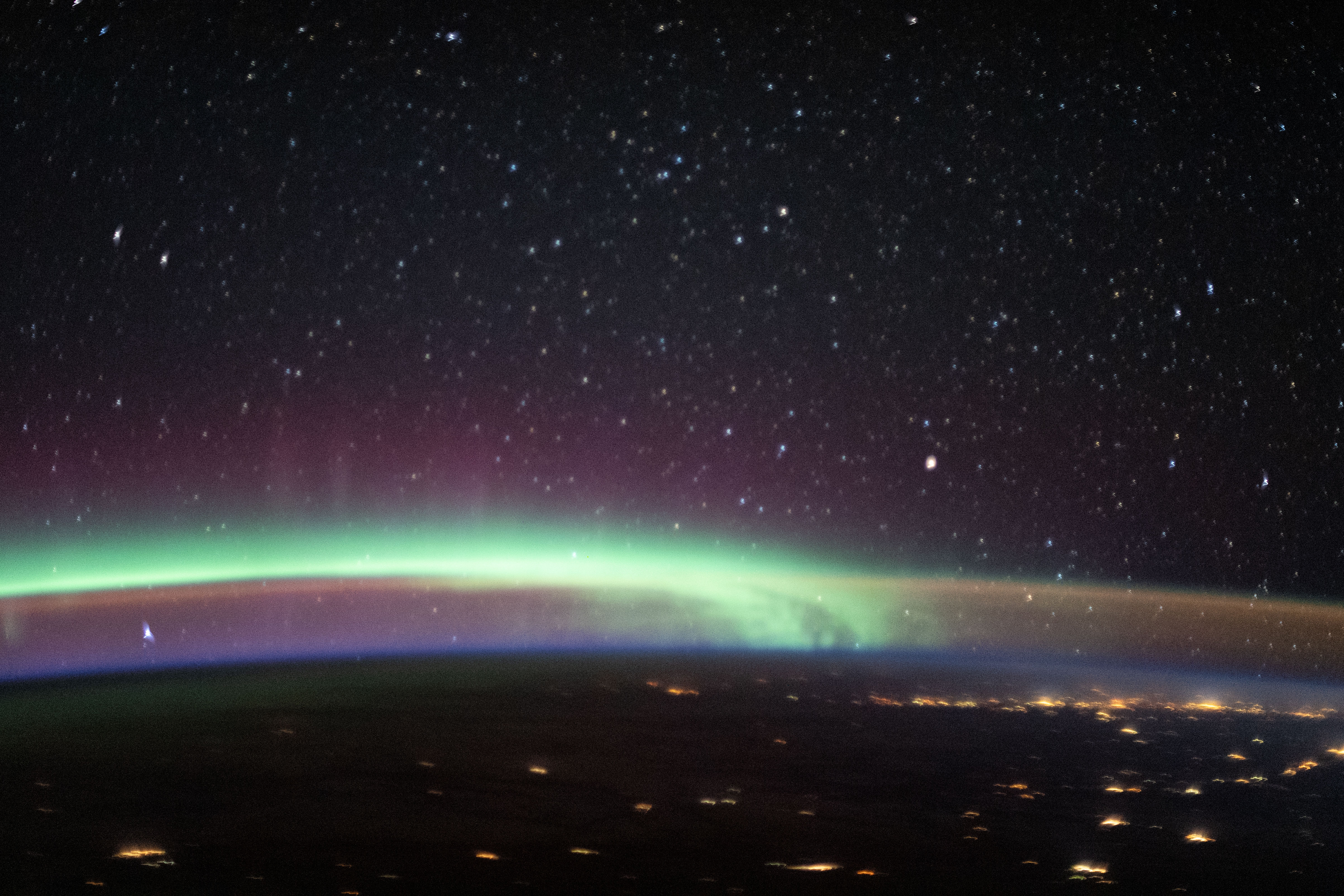 Уникальный кадр. Северное сияние "встретилось" со свечением атмосферы Земли на одном фото