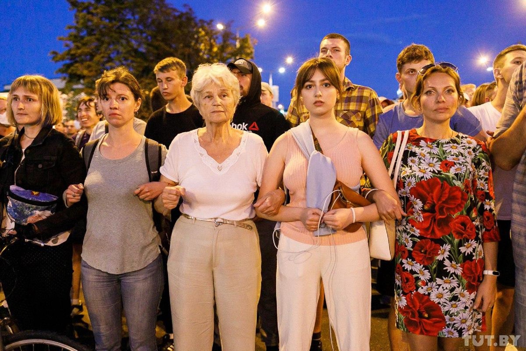 Живая цепь протестующих, фото: Ольга Шукайло / TUT.BY