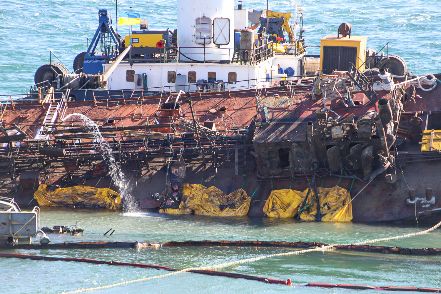 В Одессе пытаются поднять танкер Delfi – фото, видео