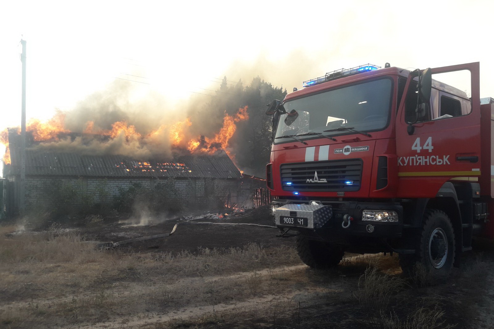 Пожар в Харьковской области: привлечена авиация и пожарный поезд — фото
