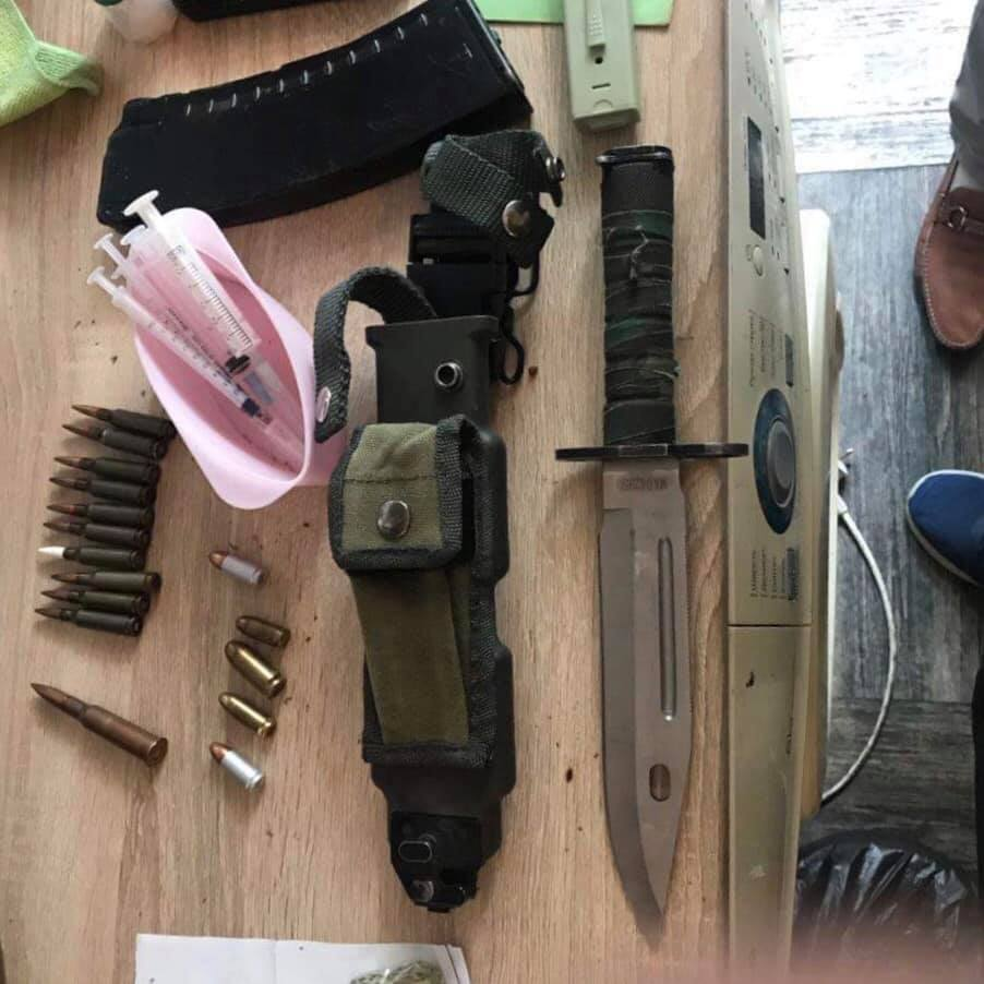 В Киеве на сбыте наркотиков задержан полицейский, у него нашли "пистолет Януковича"