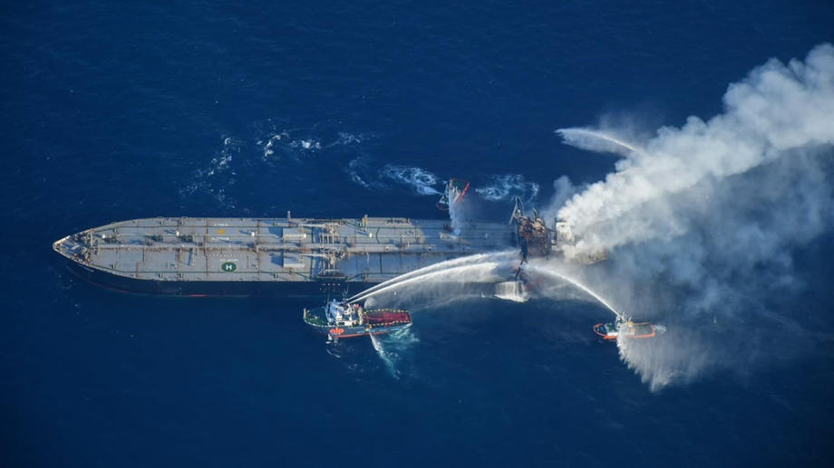 Пожар на нефтяном танкере (Фото - EPA - Sri Lanka Air Force Media) (2) У берегов Шри-Ланки четвертый день горит танкер с нефтью: есть погибший и раненые – фото