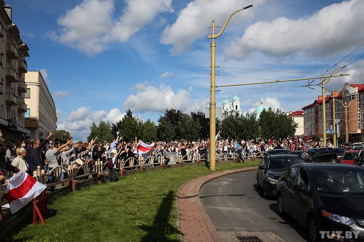Протесты в Беларуси. Более 100 000 человек пришли к резиденции Лукашенко - трансляция