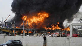 В порту Бейрута снова пожар - видео соцсетей