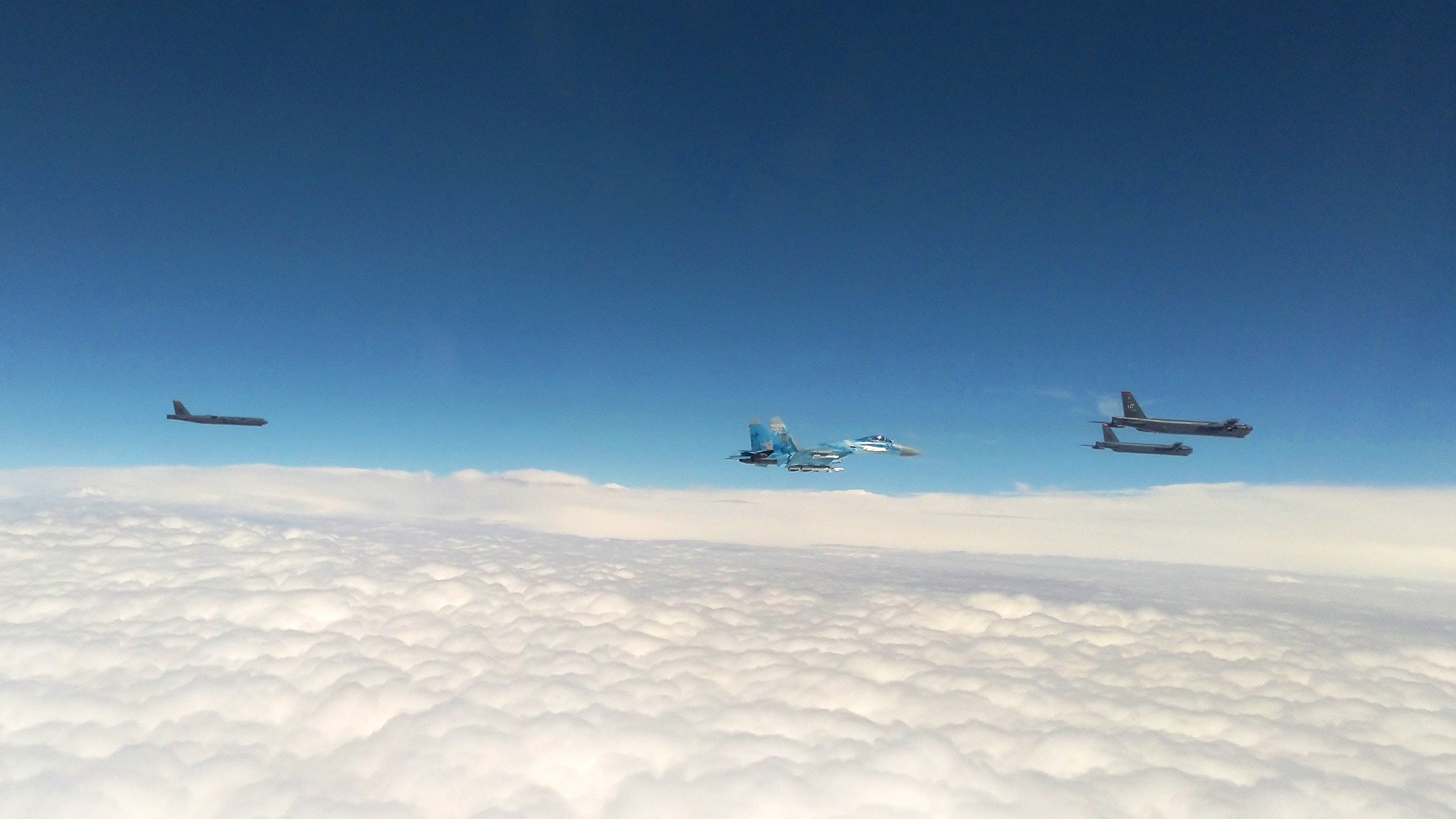Американские B52 и украинские истребители вместе патрулируют Черное море: фото