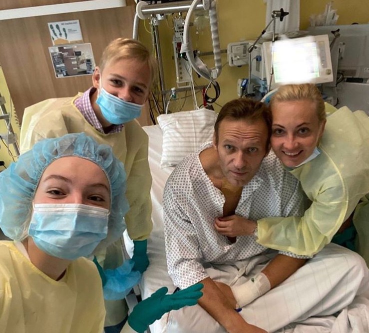 Алексей Навальный с семьей (Фото - Instagram - navalny) Навальный опубликовал первый пост после отравления: Смог целый день дышать сам – фото
