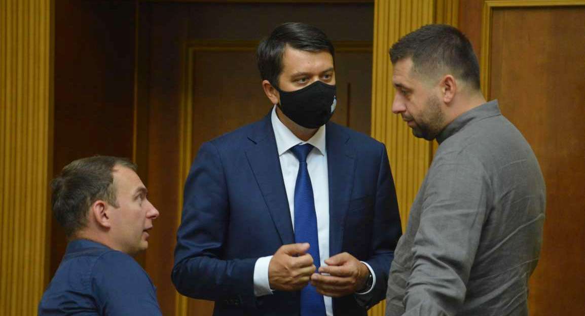 Законопроекты "об олигархах" ждет битва в Раде. Что грозит Ахметову и покупателям квартир?