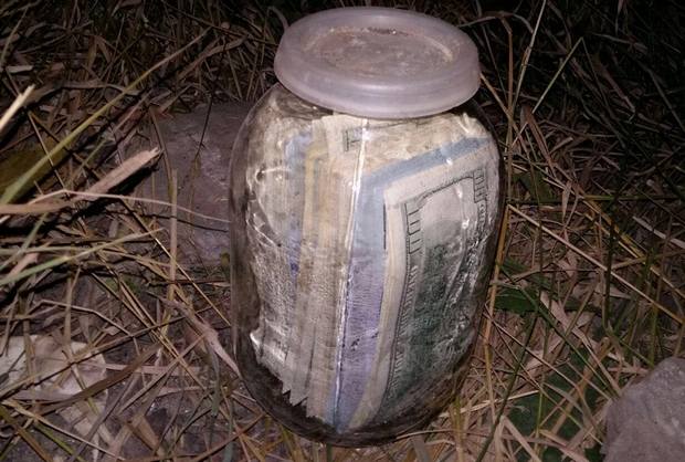Фото: САП Банка с долларами. Чаус противится отказу Додона в убежище, когда экстрадиция – не ясно