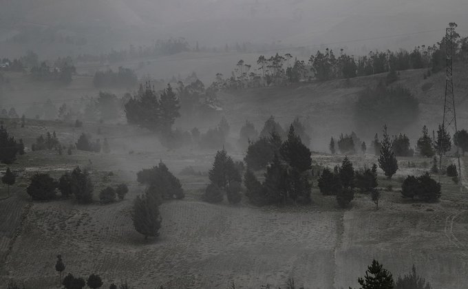 Более 80 000 гектаров засыпанной пеплом земли. В Эквадоре бушует вулкан — фоторепортаж