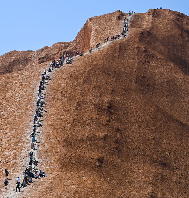 Улуру на пике популярности у туристов (фото – ЕРА) Улуру на пике популярности у туристов (фото – ЕРА)