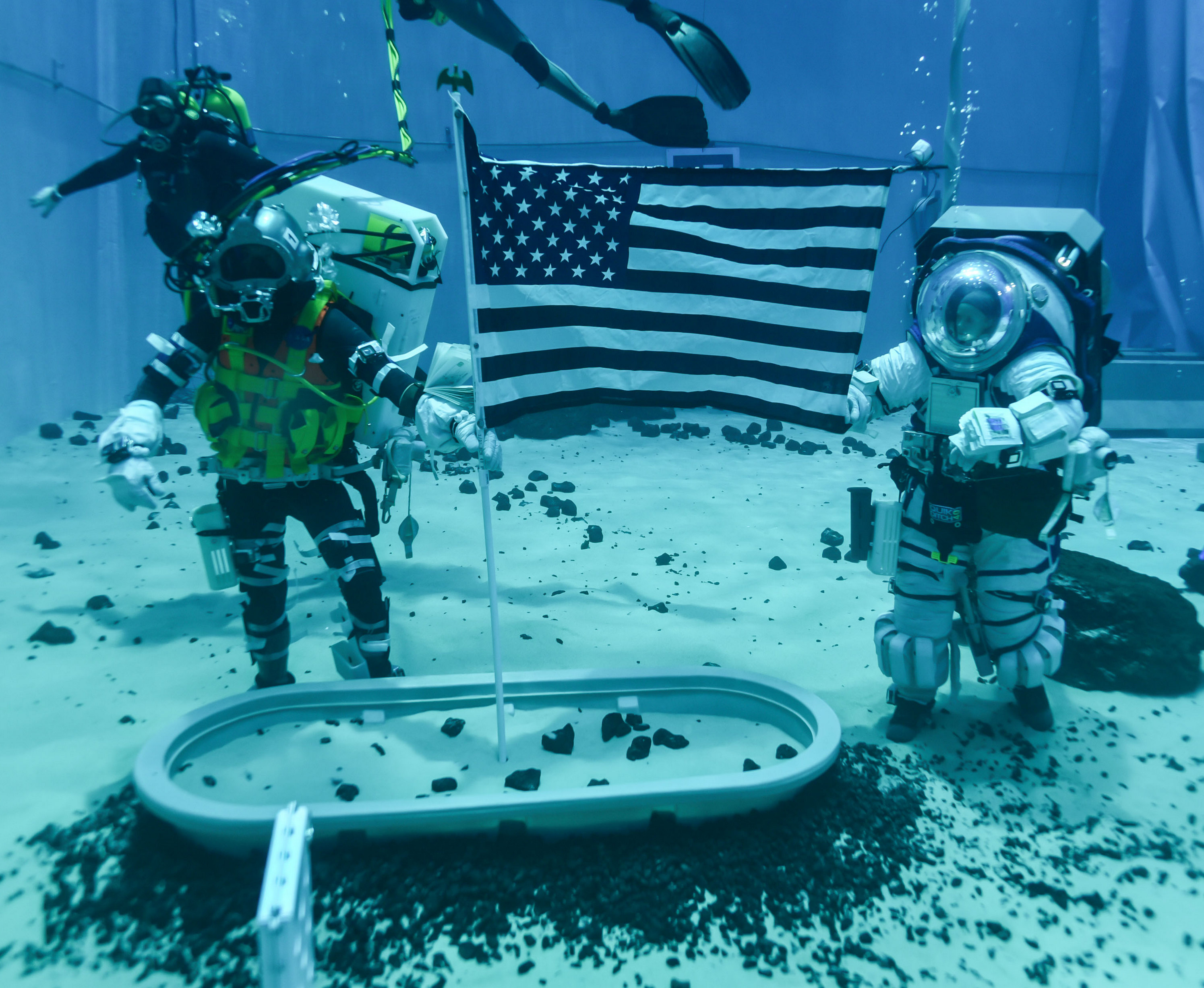 Астронавты NASA установили флаг США в песочнице на дне бассейна: готовятся к Луне – видео