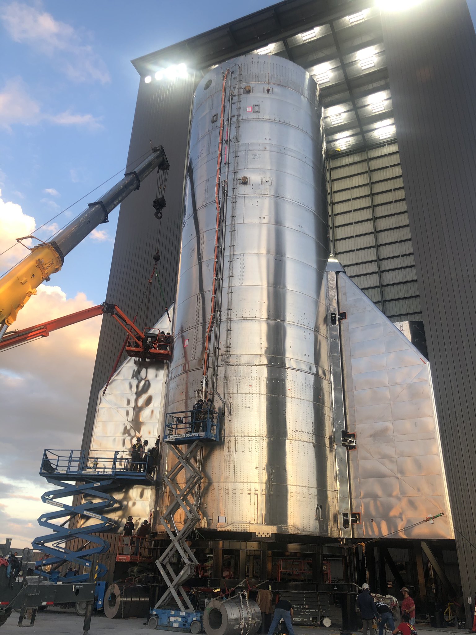 Хвостовая часть ракеты Starship (Фото: Twitter Илона Маска) Запустят на высоту 15 км. Маск анонсировал испытания ракеты Starship