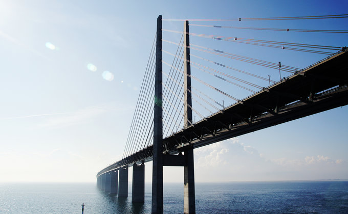 Самый длинный автомобильно-железнодорожный мост через море испытали нагрузкой: видео