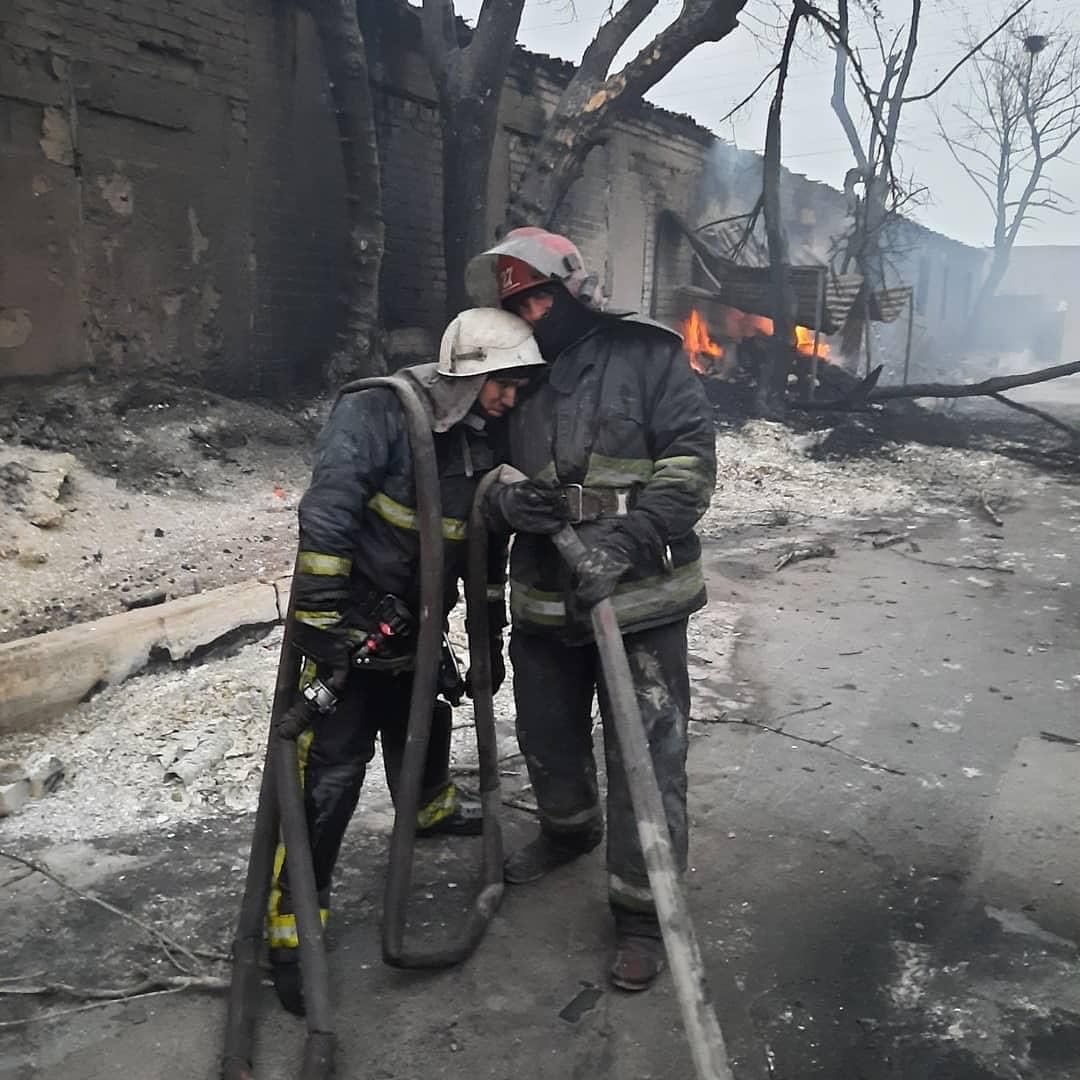 Фото – Facebook Харьков 1654 Кадр дня. Пожарные, которые всю ночь боролись с огнем в Северодонецке