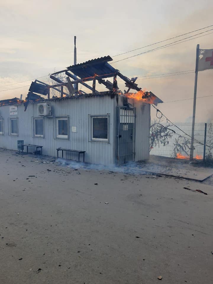 Фото: facebook.com/Yevhenii.IV Горит пропускной пункт в Станице Луганской, слышны взрывы: видео