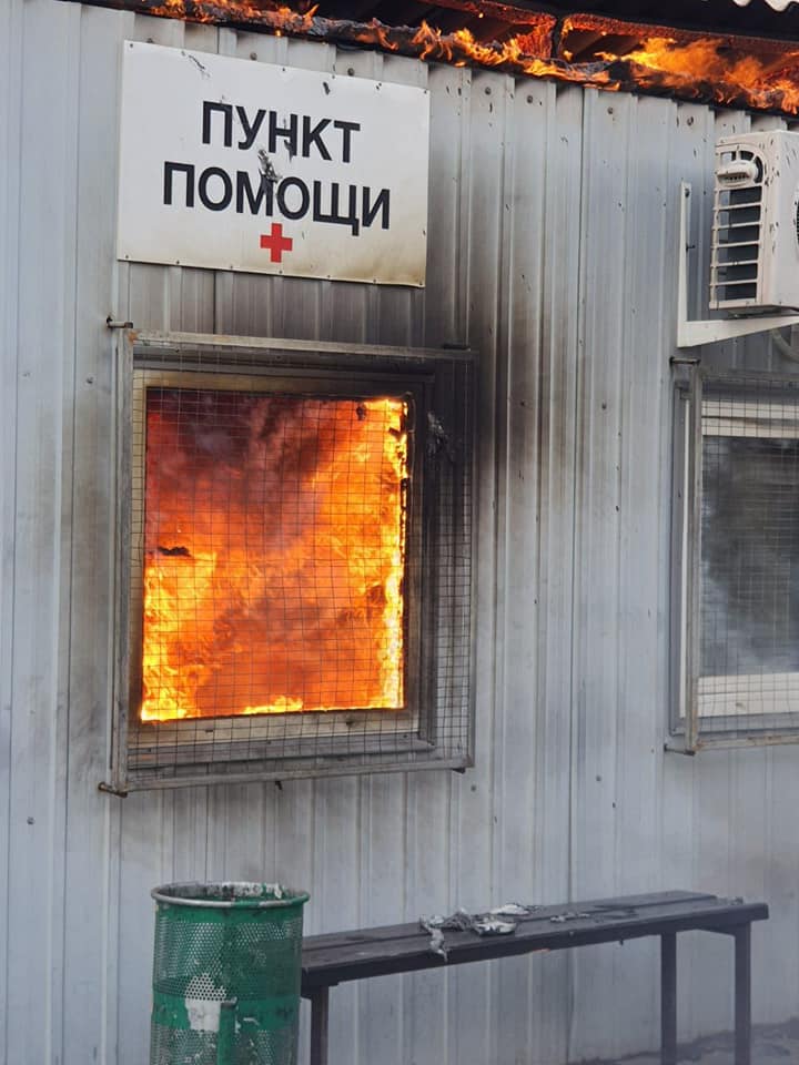 Фото: facebook.com/Yevhenii.IV Горит пропускной пункт в Станице Луганской, слышны взрывы: видео