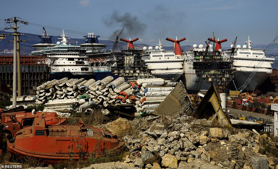 COVID-19 и туризм. В Турции массово разбирают круизные лайнеры на металлолом: фото