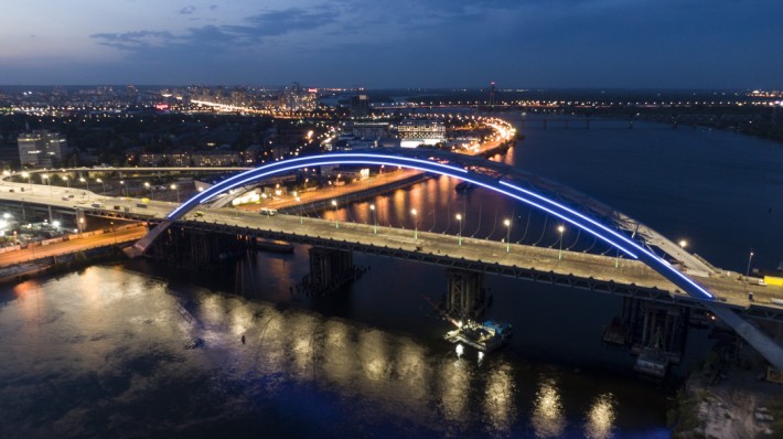 В Киеве впервые подсветили новый мост на Троещину: как он выглядит – фото и видео