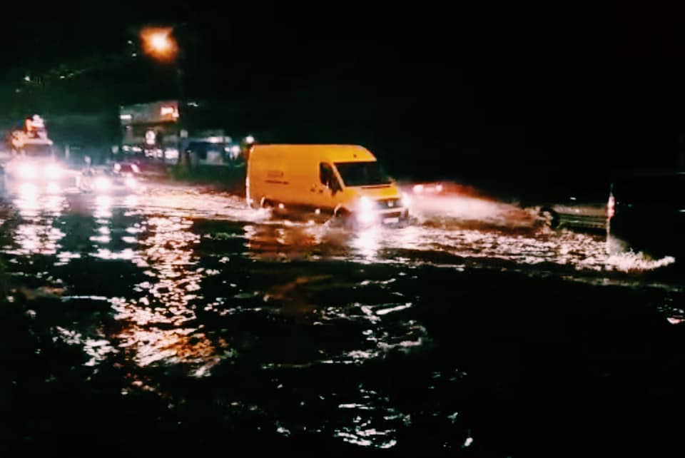 Всему виной проливной дождь. В Тернополе затопило улицы и дома – фото, видео