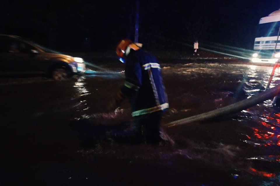Откачка воды продолжалась всю ночь (фото – ГСЧС в Тернопольской области) Всему виной проливной дождь. В Тернополе затопило улицы и дома – фото, видео