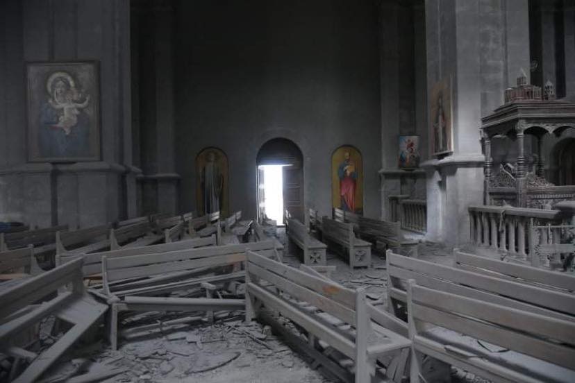 В Нагорном Карабахе обстреляли собор 19-го века: фото и видео последствий