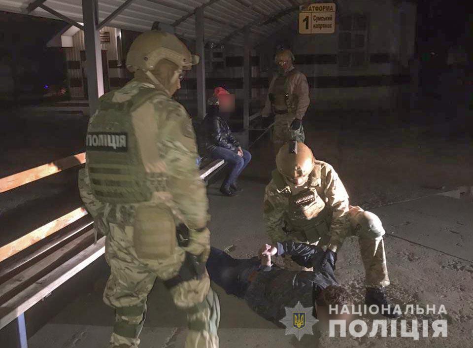 Задержание подозреваемых (Фото: пресс-служба МВД) Задержание подозреваемых (Фото: пресс-служба МВД)