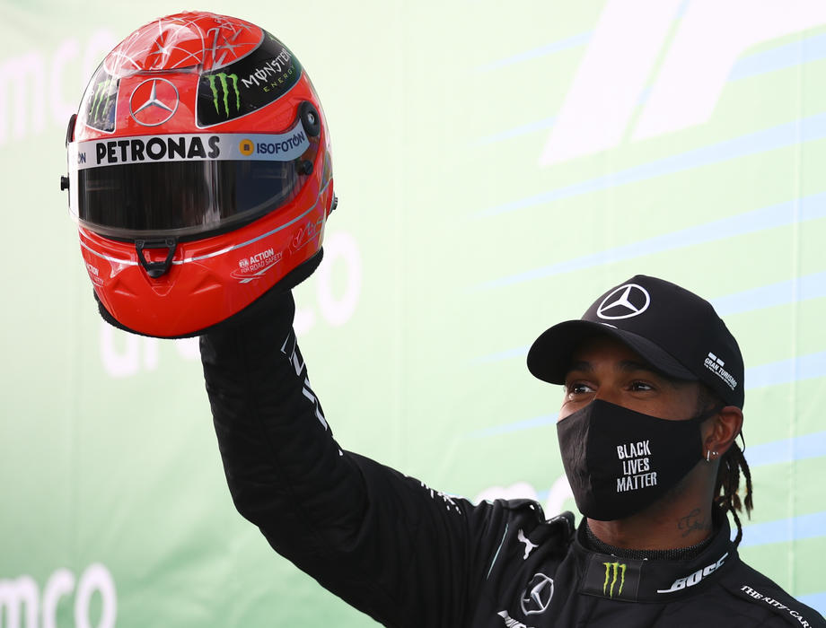 Формула 1. Хэмилтон повторил рекорд Шумахера и получил особый приз – фото