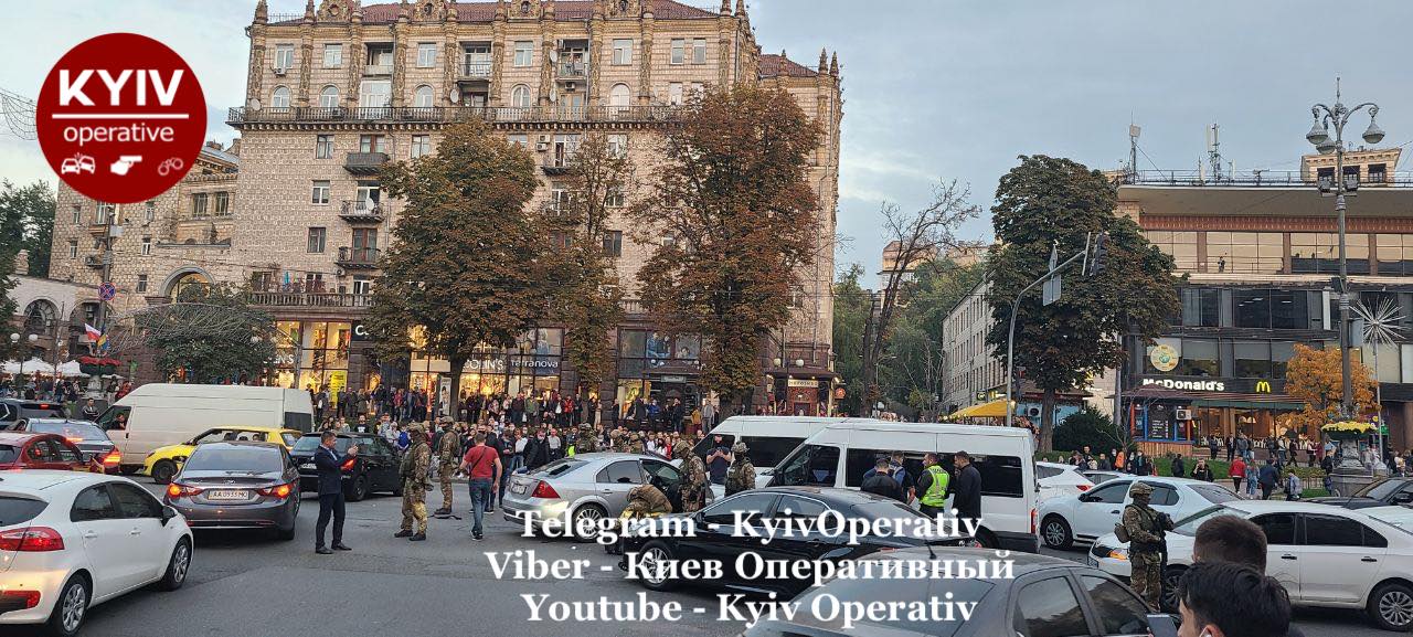 Фото: facebook.com/KyivOperativ В Киеве на Крещатике спецназ полиции задерживал подозреваемых в разбое: фото, видео