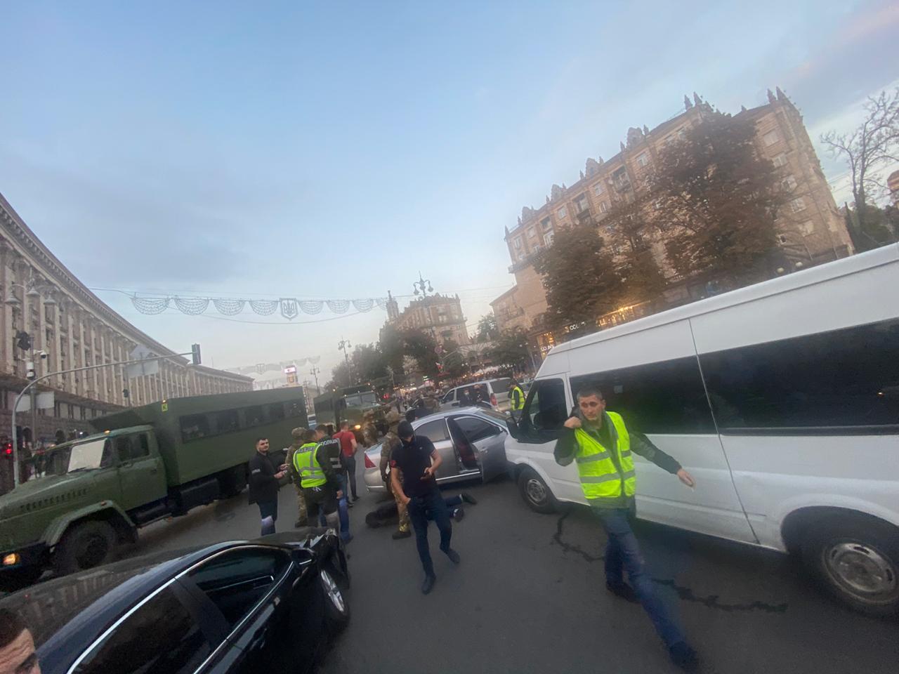 Фото: facebook.com/butusov.yuriy В Киеве на Крещатике спецназ полиции задерживал подозреваемых в разбое: фото, видео
