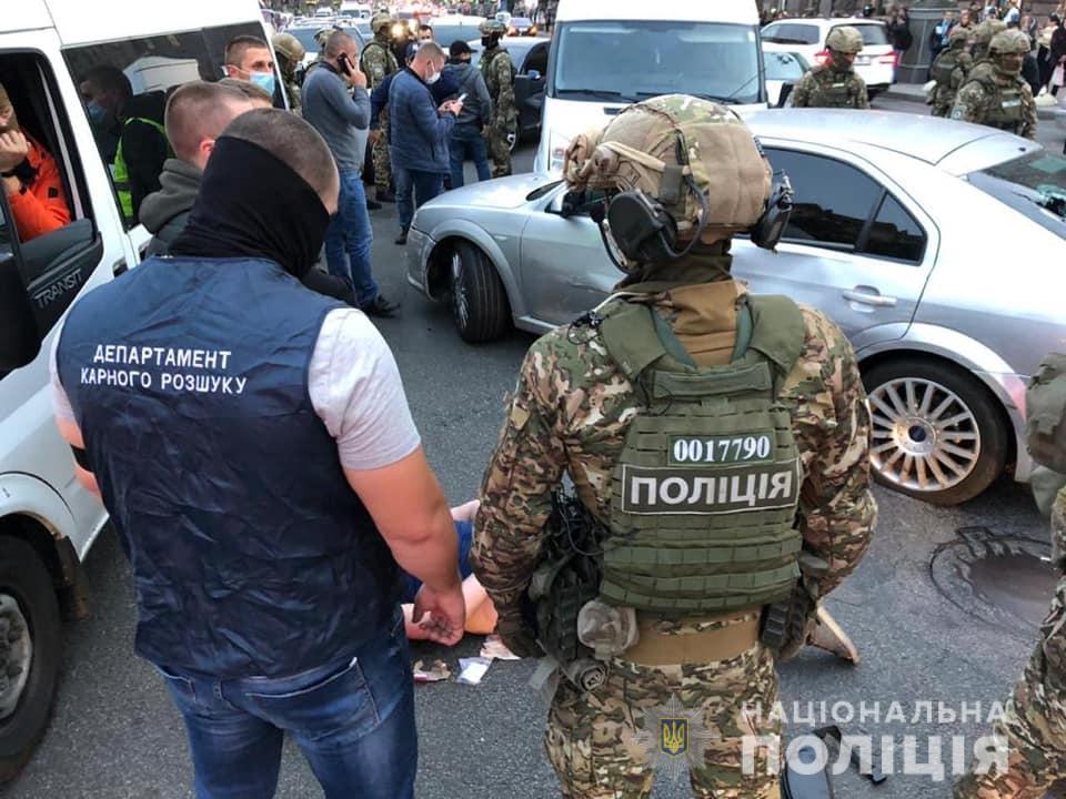 Фото: npu.gov.ua В Киеве на Крещатике спецназ полиции задерживал подозреваемых в разбое: фото, видео
