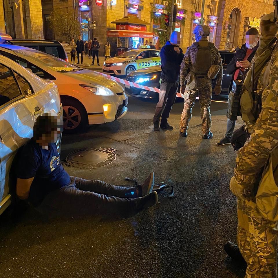 Фото: gp.gov.ua Спецоперация на Крещатике. Подозреваемые пытались бежать, спецназ применил оружие: видео