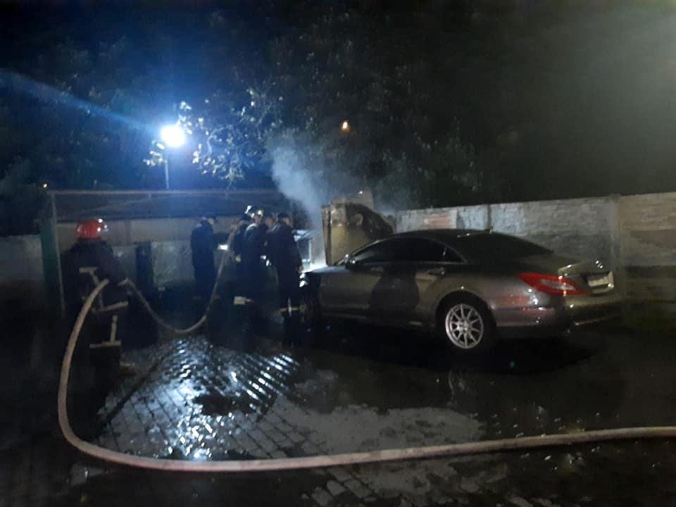 В Ровно сожгли автомобиль кандидата в депутаты облсовета (Фото 2 – пресс-служба ГСЧС)