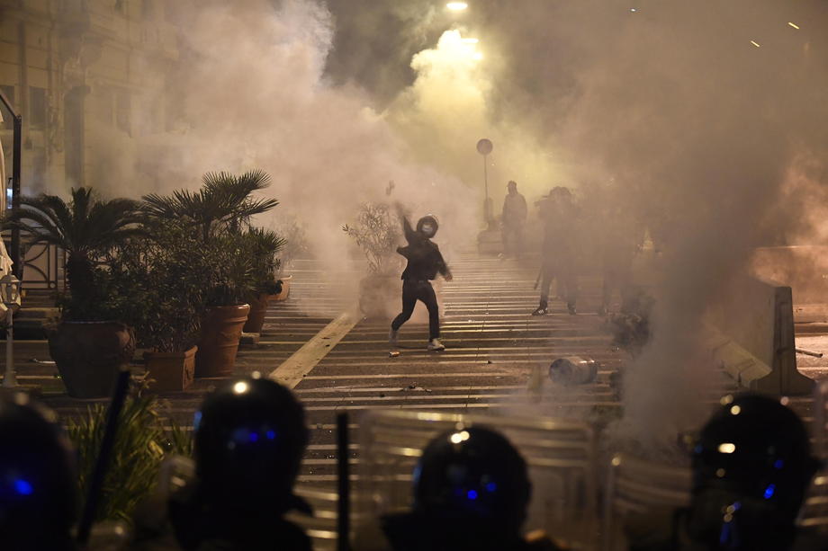 Протесты в Неаполе против коронавирусного карантина (Фото – ЕРА – Stringer) (2) Коронавирус. В Неаполе протест против ужесточения карантина перерос в бои с полицией