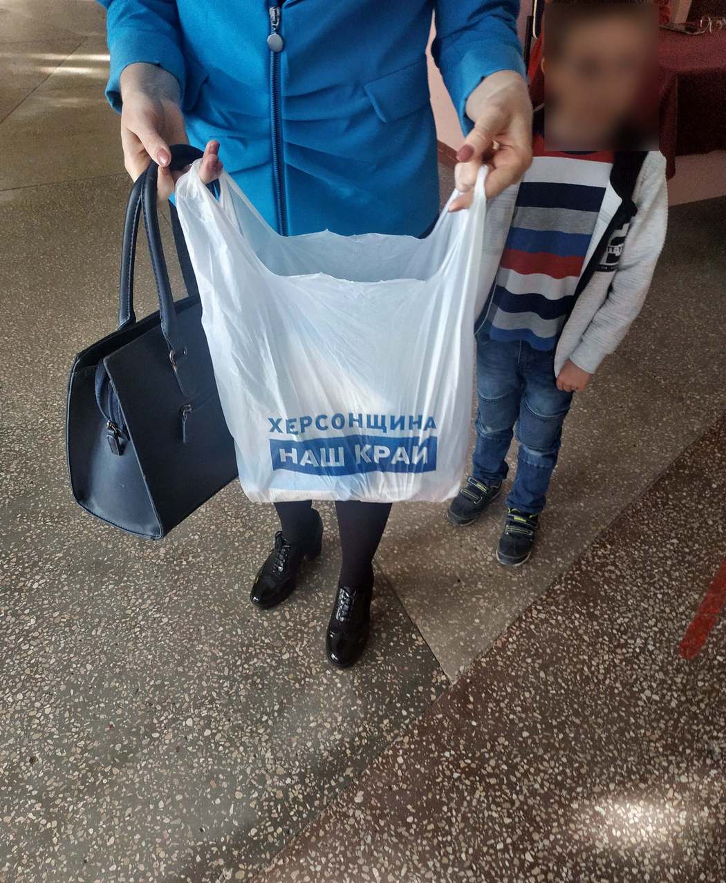 "Агитационный" пакет (фото – oporaua.org) В Новой Каховке кандидат в депутаты пришла голосовать с "партийным" пакетом: фото
