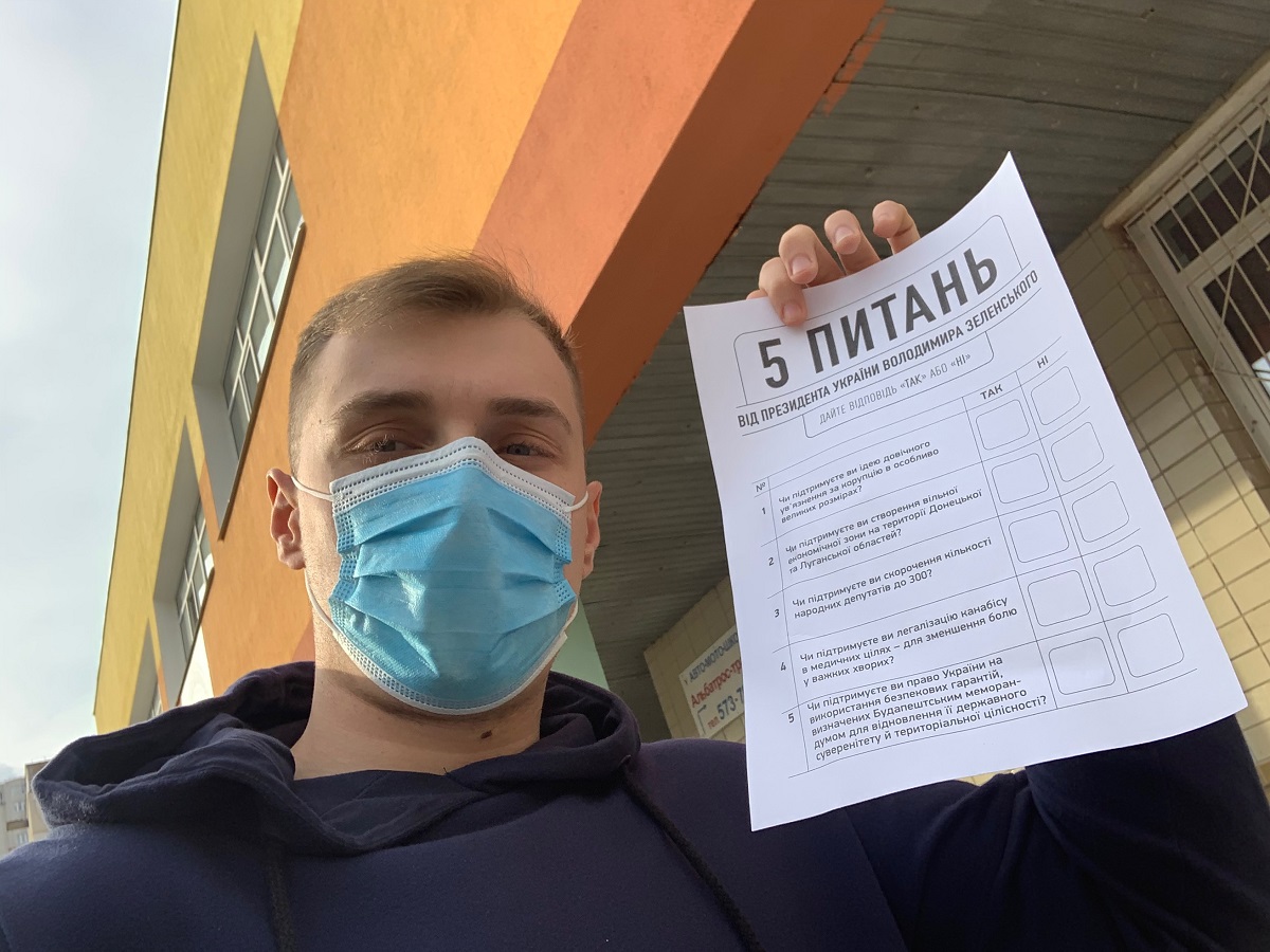 Мы сходили на опрос Зеленского и проголосовали пять раз. Можно ли верить результатам
