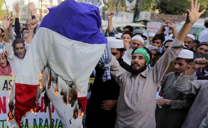 В мусульманских странах начались протесты: жгут флаги Франции и фото Макрона – фото