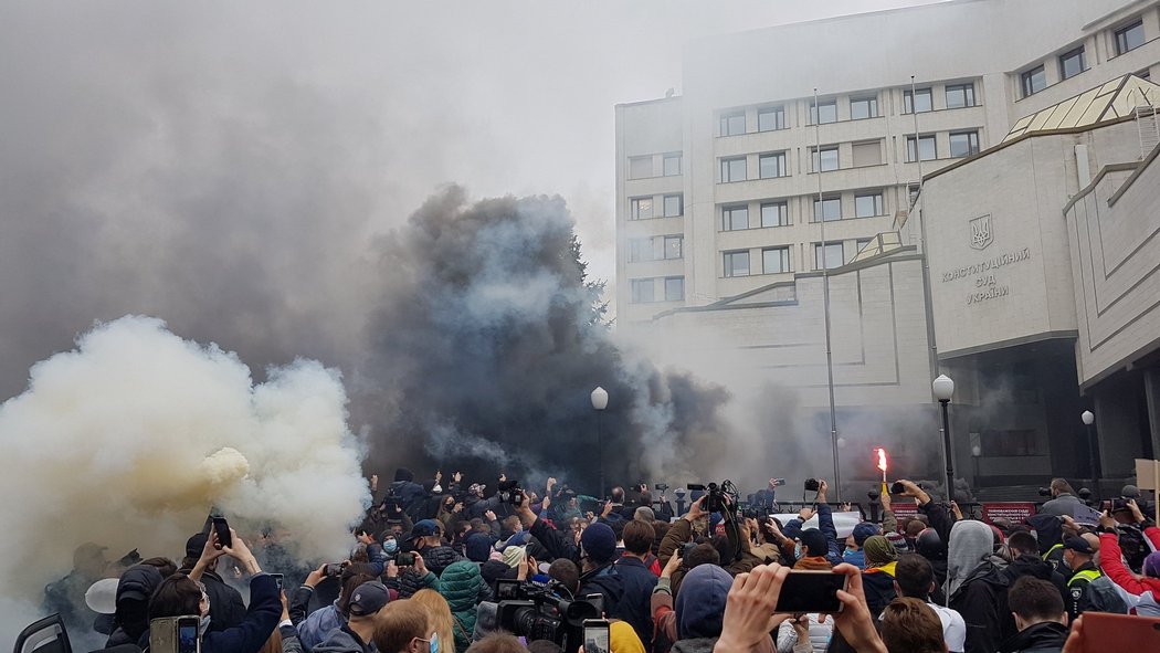 Дымовые шашки и презервативы. Как проходит митинг под зданием КСУ: фото, видео