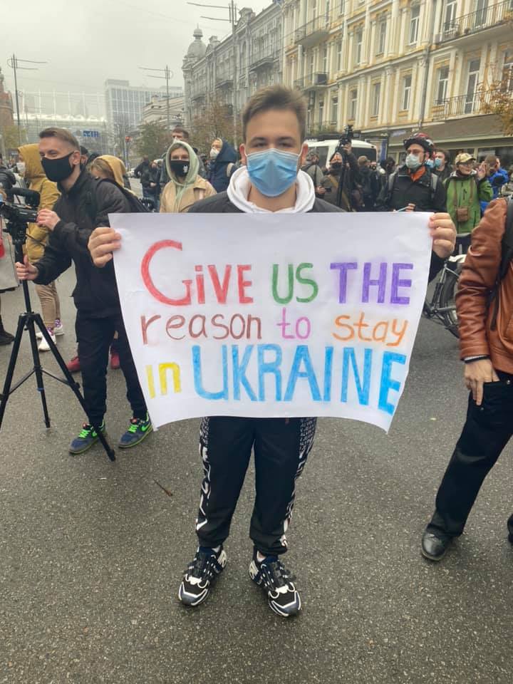 Дымовые шашки и презервативы. Как проходит митинг под зданием КСУ: фото, видео