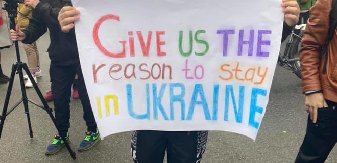 Студент с плакатом (фото - facebook.com_kristina.berdinskikh)