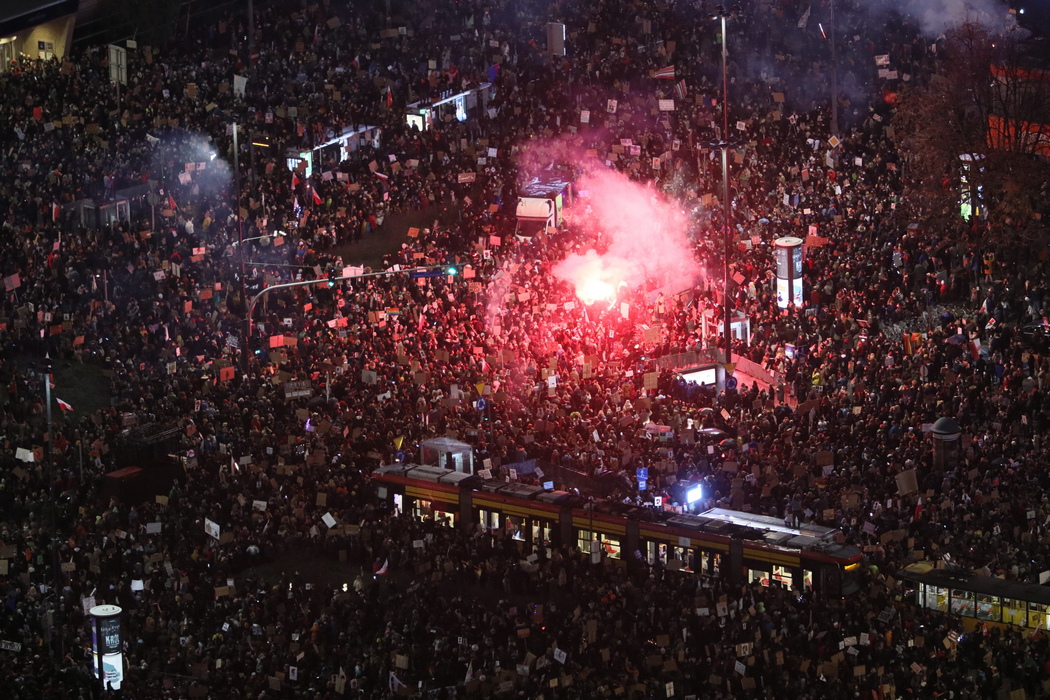 На митинг пришло более 100 тысяч человек (фото – Leszek Szymanski_EPA) Женская забастовка в Польше – против запрета абортов вышло 100 000 человек: фото, видео