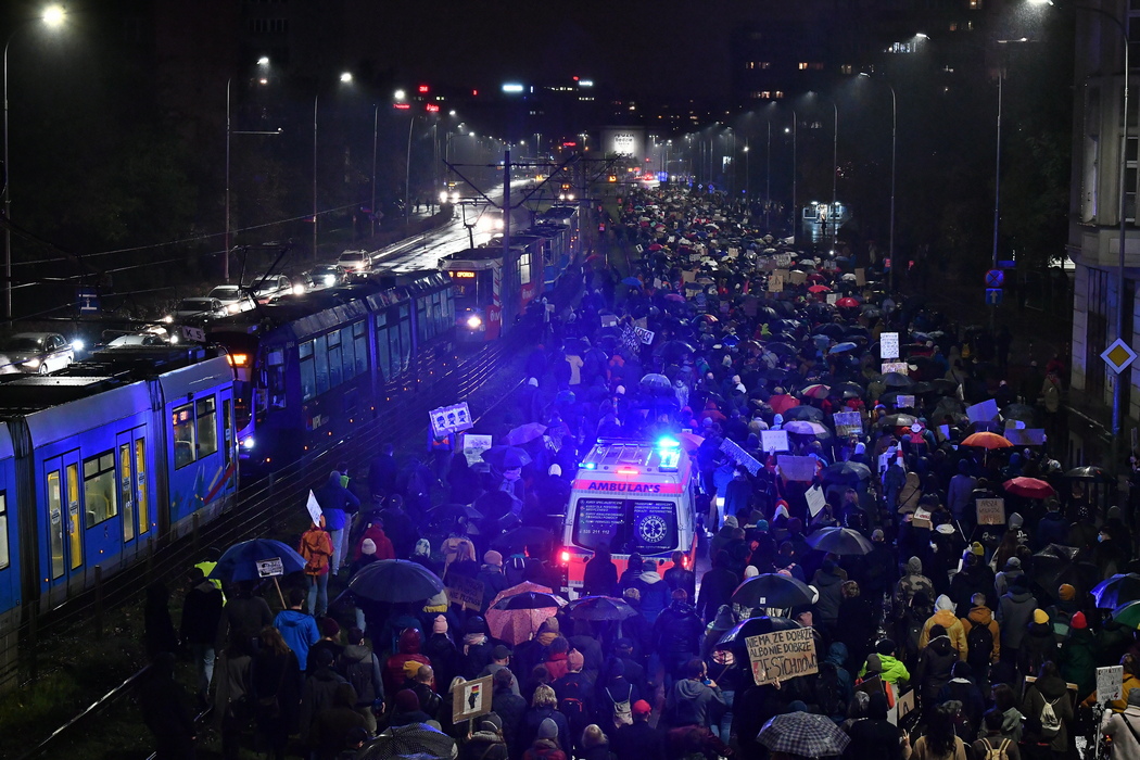 Протесты продолжались всю ночь (фото – Maciej Kulczynski_EPA) Женская забастовка в Польше – против запрета абортов вышло 100 000 человек: фото, видео