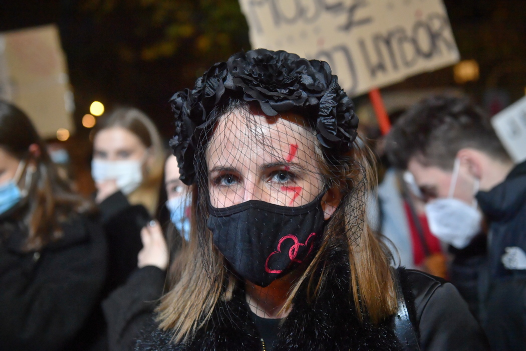 Хэллоуин и на протестах Хэллоуин (фото – Radek Pietruszka_EPA) Женская забастовка в Польше – против запрета абортов вышло 100 000 человек: фото, видео