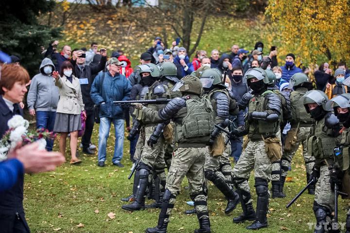 Протест в Минске. Силовики Лукашенко стреляют в воздух и задерживают людей – фото