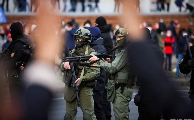 Протест в Минске. Силовики Лукашенко стреляют в воздух и задерживают людей – фото
