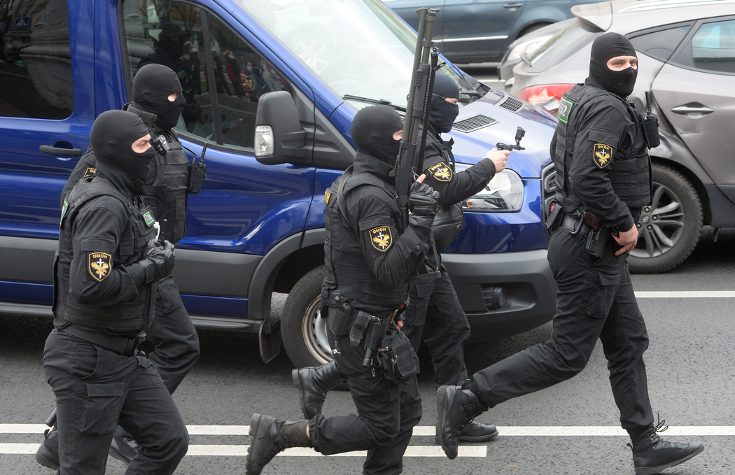 Силовики с оружием (Фото: STR/EPA)
